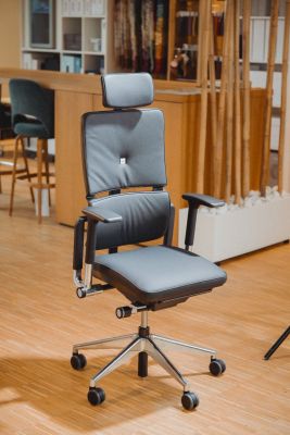 Grauer Please Bürostuhl mit Kopfstütze und Chromfußkreuz, ergonomischer Arbeitsstuhl für das Büro.